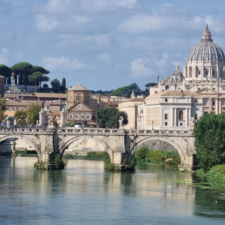 מבנה הוותיקן כפי שהוא נשקף מגשר נהר הטיבר המפורסם