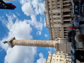 עמוד הקיסר טריאנוס שהנציח את נצחונותיו ופסל הקיסר הוחלף בקדוש הנוצרי פטרוס