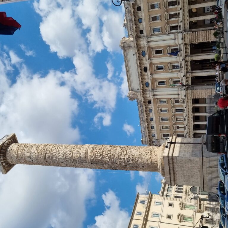 עמוד הקיסר טריאנוס שהנציח את נצחונותיו ופסל הקיסר הוחלף בקדוש הנוצרי פטרוס