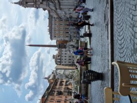 פיאצה נבונה עם מזרקת הנהרות שמתוכה מתנוסס האובליסק המצרי שהובא לרומא בידי הקיסר אדריאנוס