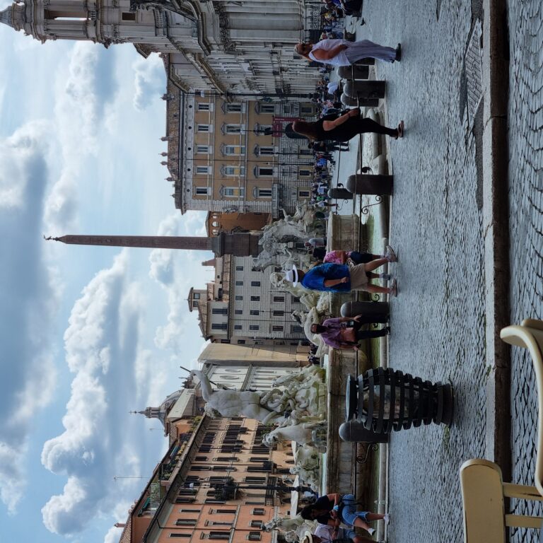 פיאצה נבונה עם מזרקת הנהרות שמתוכה מתנוסס האובליסק המצרי שהובא לרומא בידי הקיסר אדריאנוס