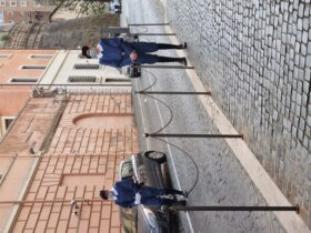 שומרי הראש השוויצרים של האפיפיור שמדיהם עוצבו בידי מיכאל אנג'לו בכניסה לעיר הוותיקן