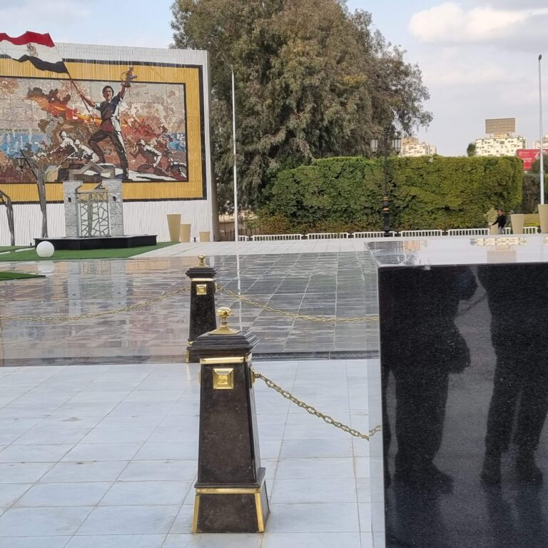 אנדרטה לזכר אנואר סאדאת שהוקמה במקום בו נרצח (מצריים) . בתמונת הניצחון נראה חייל מצרי מניף דגל מעל אחד המעוזים בתעלת סואץ. מבחינת מצריים, המלחמה הסתיימה ביום הרביעי עם כיבוש המוצבים.