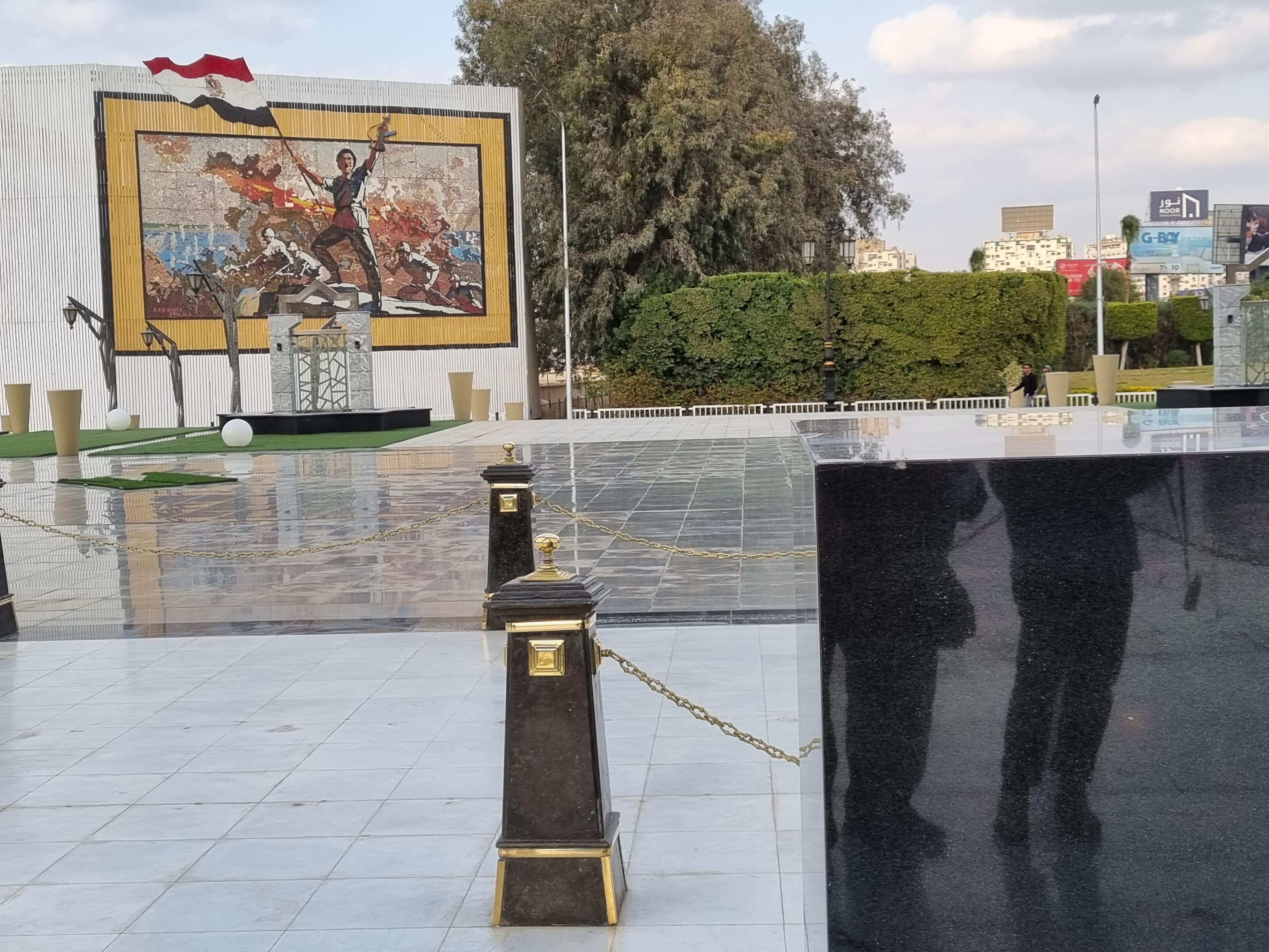 אנדרטה לזכר אנואר סאדאת שהוקמה במקום בו נרצח (מצריים) . בתמונת הניצחון נראה חייל מצרי מניף דגל מעל אחד המעוזים בתעלת סואץ. מבחינת מצריים, המלחמה הסתיימה ביום הרביעי עם כיבוש המוצבים.