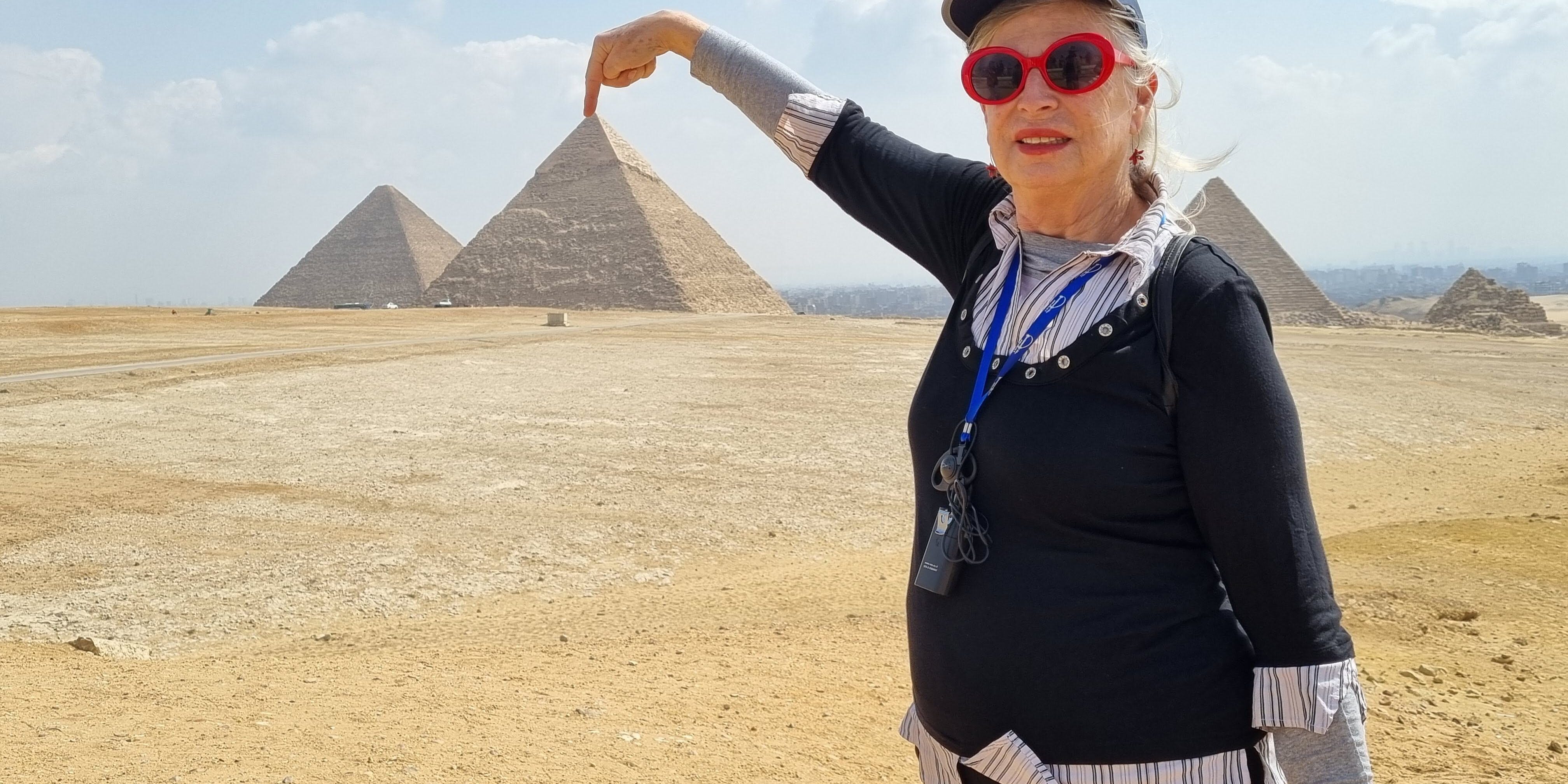 צביה אוחזת בקצה הפירמידה של חופו באתר הפירמידות ב גיזה (ליד קהיר) מצרים.