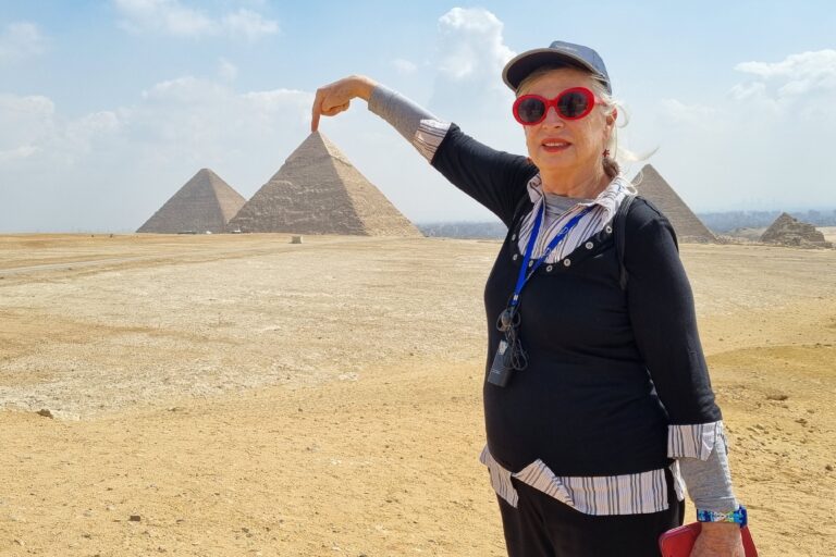 צביה אוחזת בקצה הפירמידה של חופו באתר הפירמידות ב גיזה (ליד קהיר) מצרים.