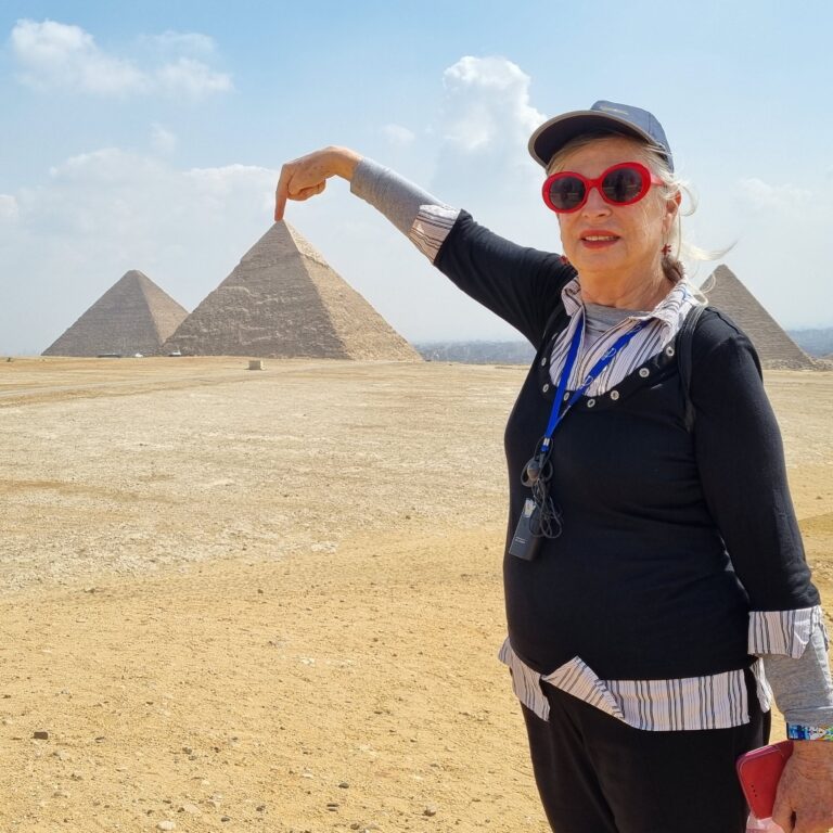 צביה אוחזת בקצה הפירמידה של חופו באתר הפירמידות ב גיזה (ליד קהיר) מצרים.