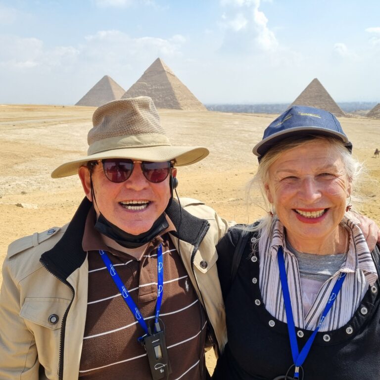 צביה וג'קסי על רקע הפירמידות בגיזה (ליד קהיר, מצרים)