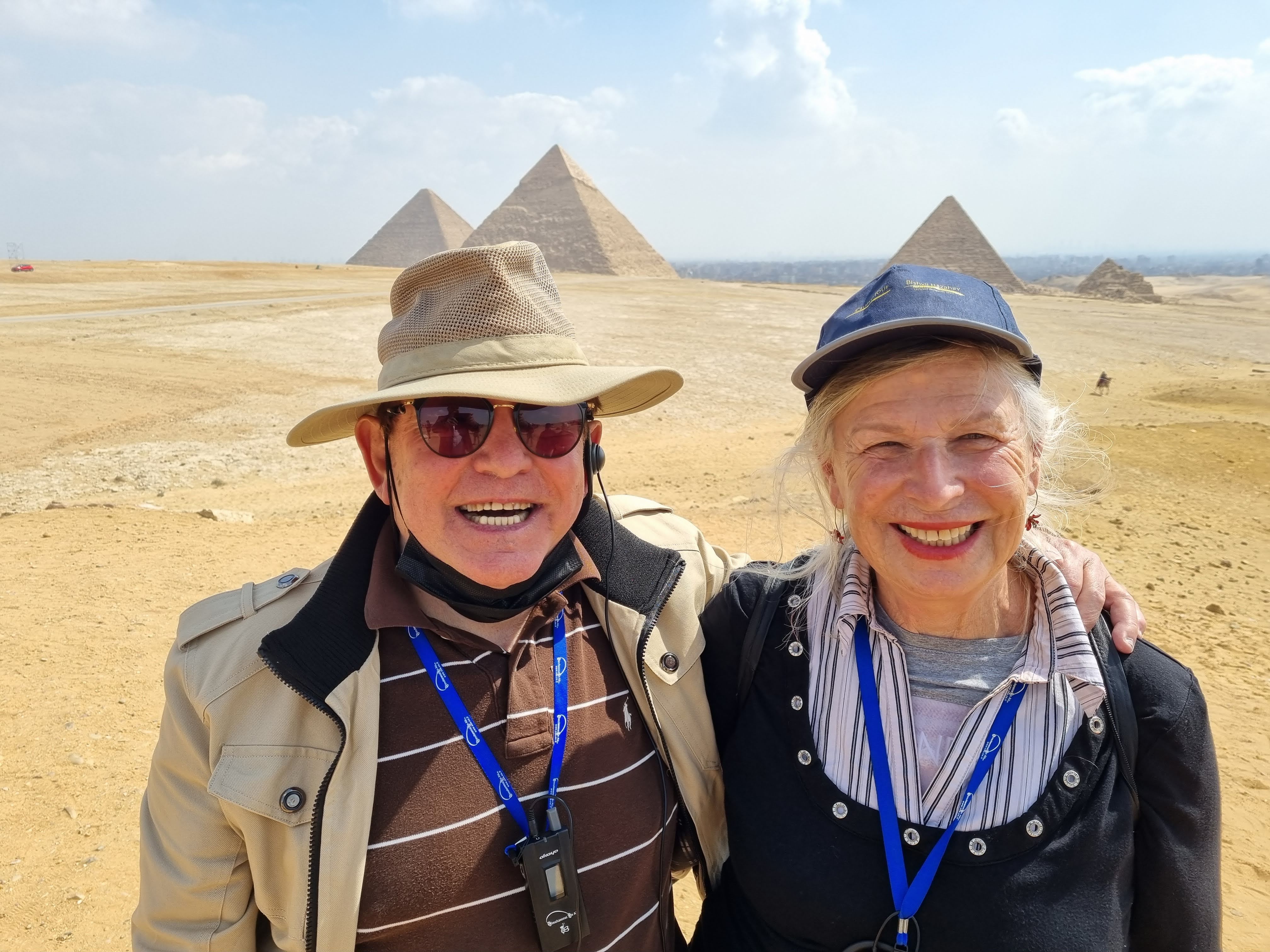 צביה וג'קסי על רקע הפירמידות בגיזה (ליד קהיר, מצרים)