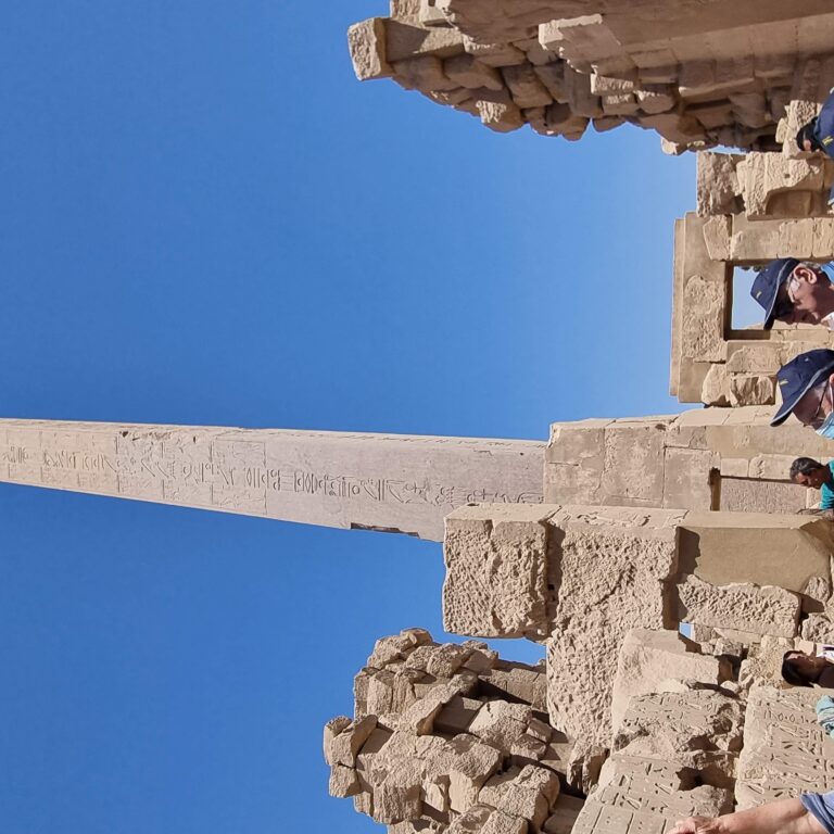 אובליסק בגובה 32 מ' שמשקלו כ600 טון ונבנה עי הפרעונית חאצפסות