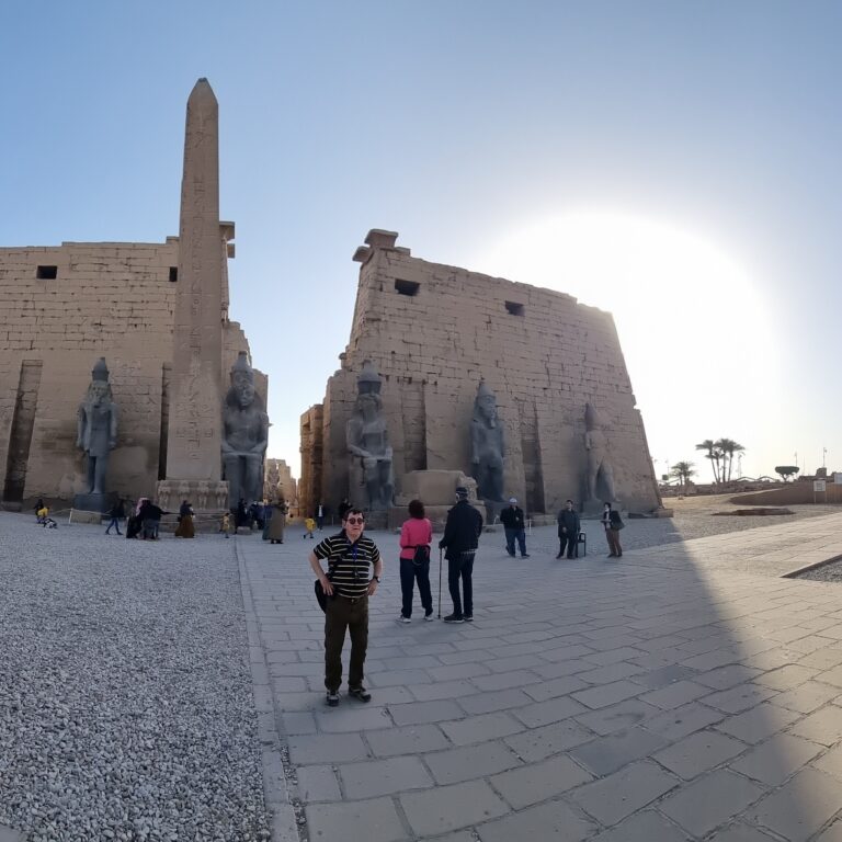 אחת הכניסות לקבוצת מקדשי כראנך. מרשים למדי!
