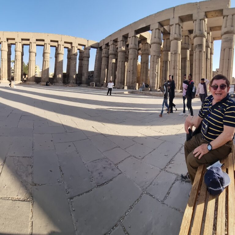 אכסדרת העמודים הענקיים שנשתמרה באחד מהמקדשים