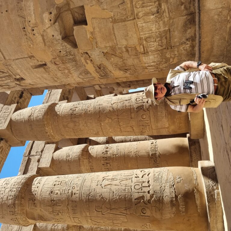 אפשר לראות את גודל העמודים והחריטות ההירוגליפים שנשתמרו כל כך טוב