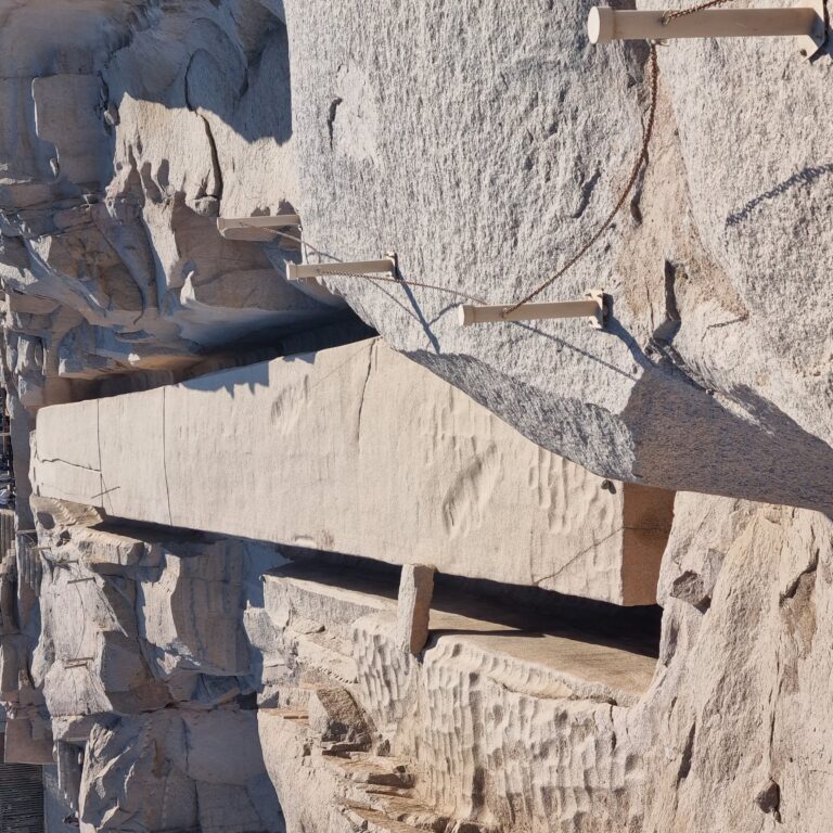 האובליסק הענק שהתנשא לגובה של 42 מטרים ושקל יותר מאלף טון. התגלה בו סדק במהלך החציבה והוחלט לנטוש אותו במקום. מעניין מה קרה לחוצב שבחר את הסלע שהושקעו בו 7 חודשי עבודה