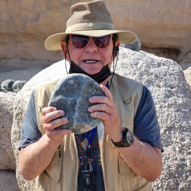 זה קשה אפילו להחזיק את אבן הדיאוריט שלא לדבר לחצוב בגרניט בעזרתה. אז עדיין לא היו להם מכשירי ברזל