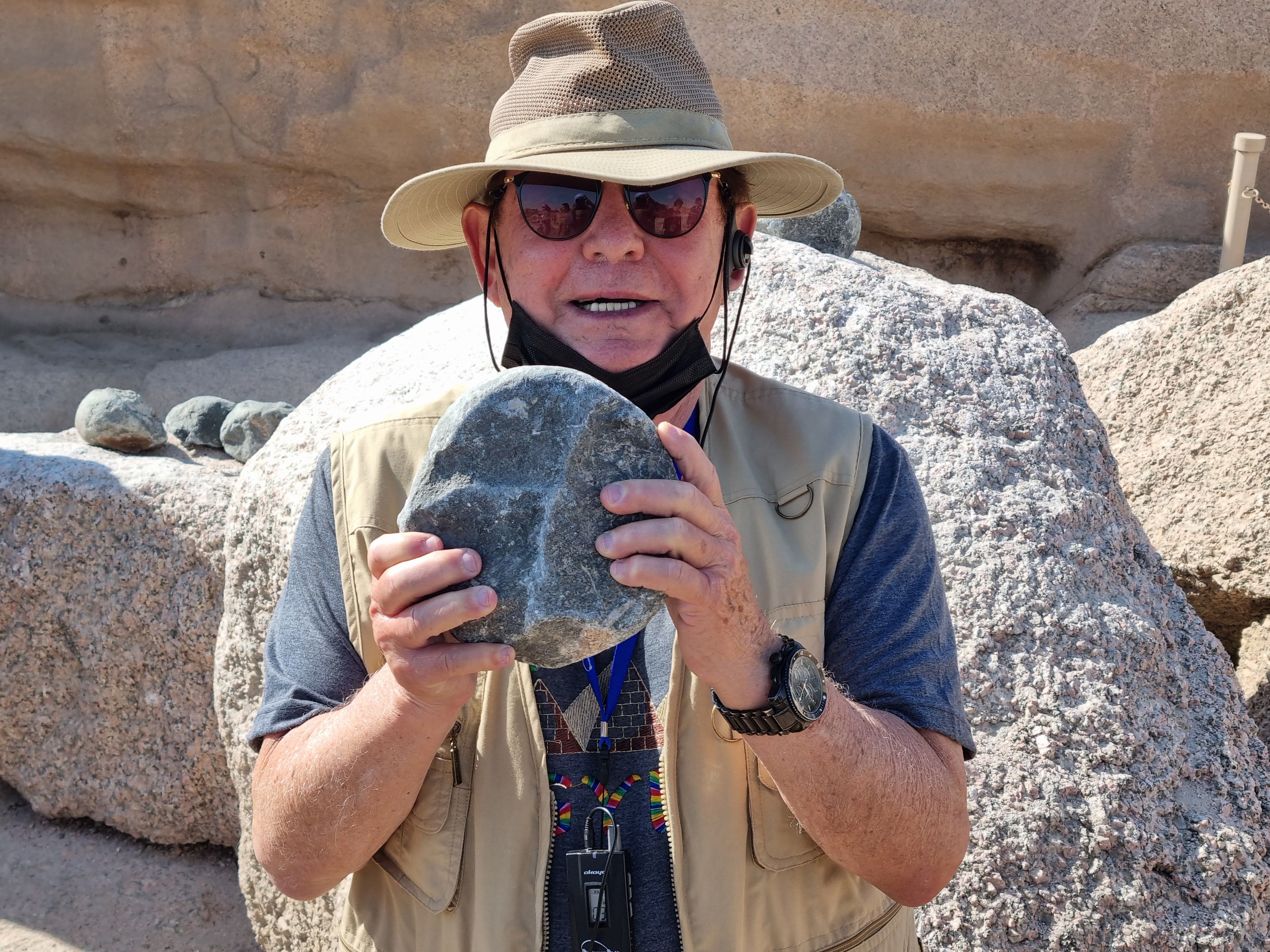 זה קשה אפילו להחזיק את אבן הדיאוריט שלא לדבר לחצוב בגרניט בעזרתה. אז עדיין לא היו להם מכשירי ברזל