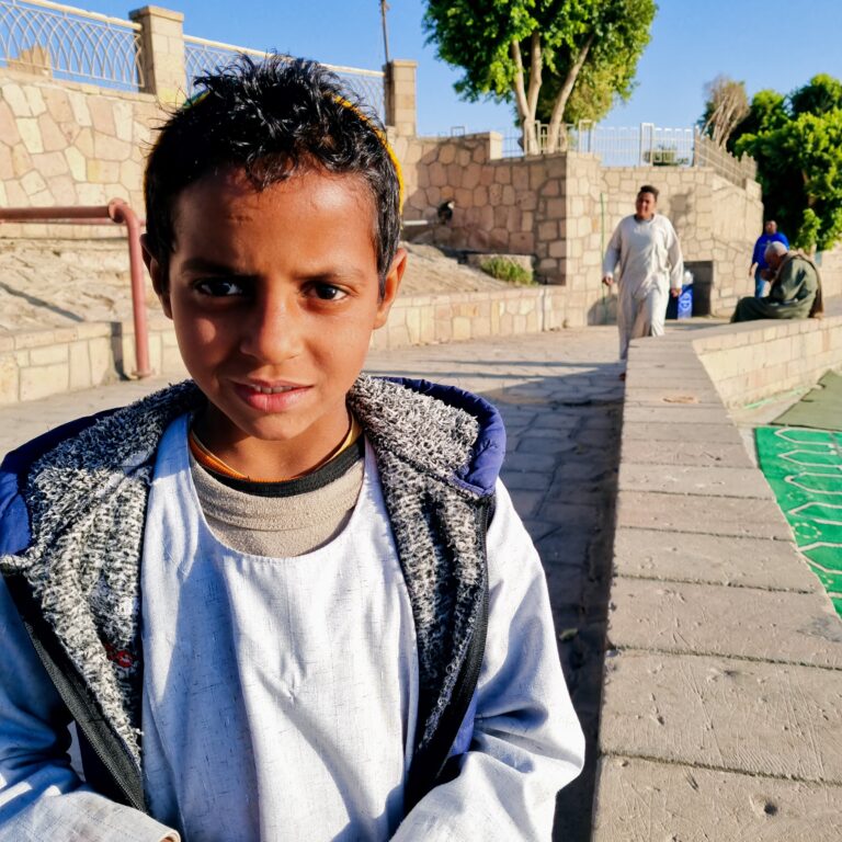 ילד מצרי חמוד סוחר מגיל אפס