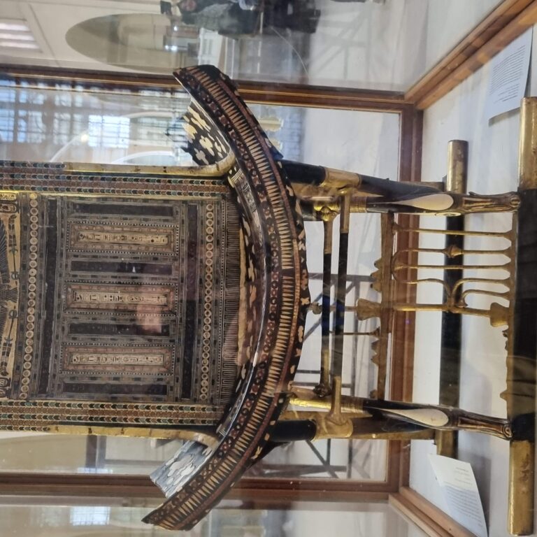 נערותכיסא המלכות של תות אנח אמון מבלי שיזדקקו לשופטת מיל אתי כרייף שתפרסם אותו מצריות יושבות ומציירות את הכתובות על הסרקופגים, ארונות הקבורה בהם נטמנו מומיוצ הפרעונים