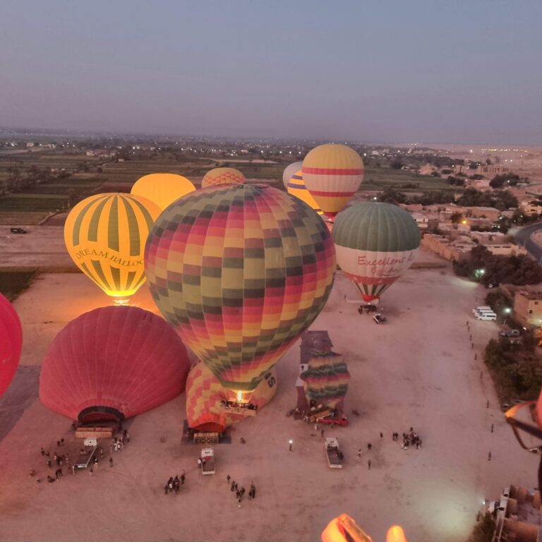 לעופף עם הזריחה בסל של בלון עם בלונים רבים נוספים מעל עמק המלכים כאשר השמש זורחת מעל הנילוס, חוויה של ממש