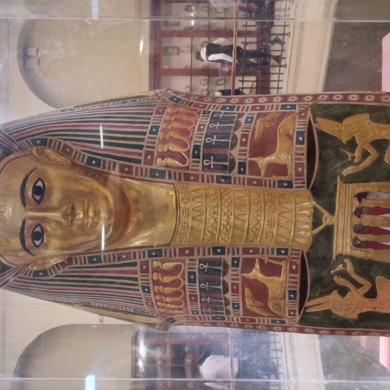 נערות מצריות יושבות ומציירות את הכתובות על הסרקופגים, ארונות הקבורה בהם נטמנו מומיוצ הפרעונים