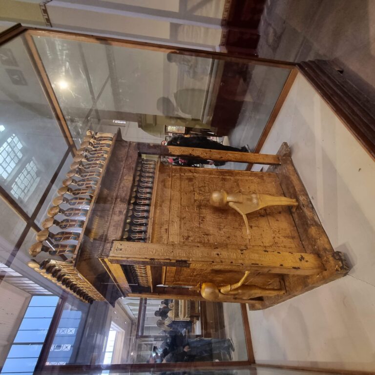 מעזבונו של תות אנח אמון שמת בגיל 18 והותיר אוצרות שלא יסולאו בפז