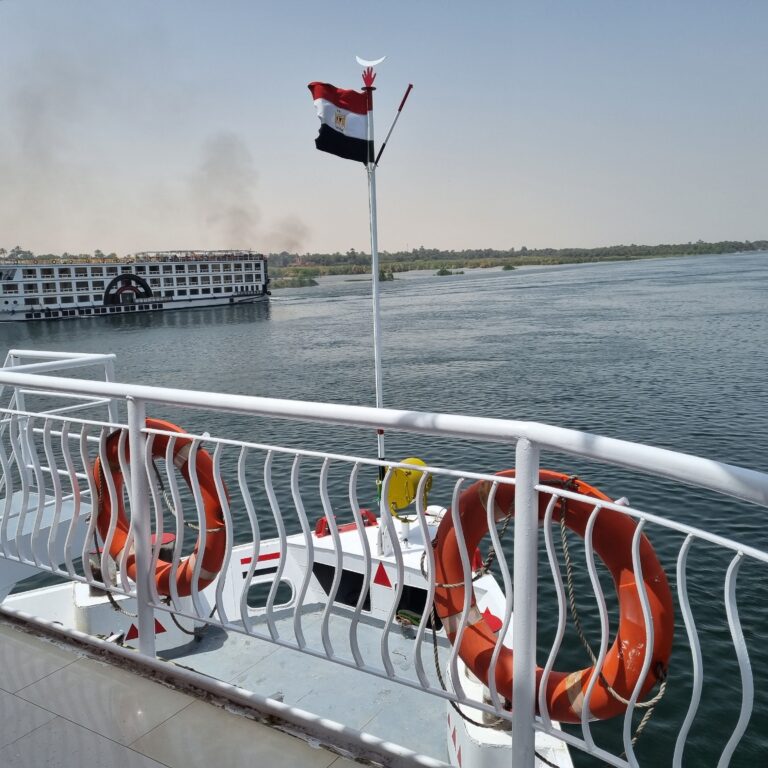 מקדשים ניבטים אל המפליגים במעלה הנילוס משני צידי הנהר שבו תלוי לחלוטין גורלה של מצרים