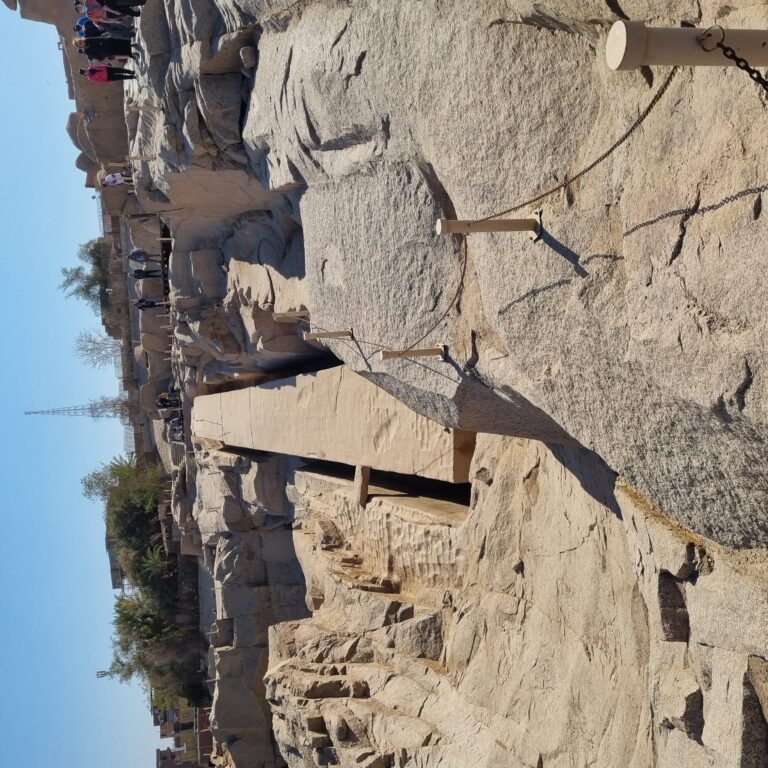 מראה האובליסק הענק שננטש במחצבה באסואן