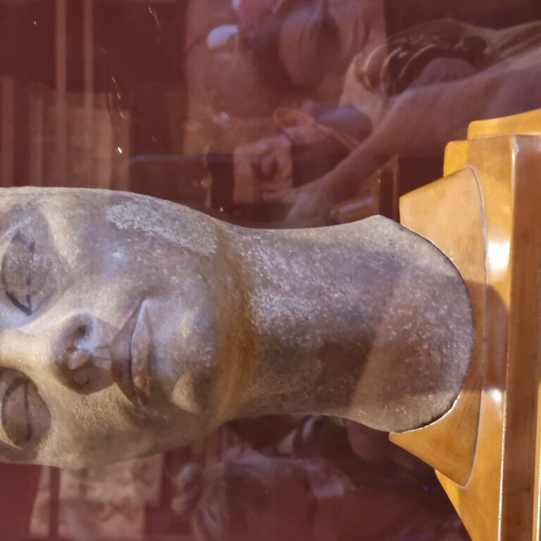 כיסא המלכות מראה פניה של המלכה נפרטיטי ללא התרבוש המפורסם. כפי שנמצא במוזיאון בקהירשל תות אנח אמון מבלי שיזדקקו לשופטת מיל אתי כרייף שתפרסם אותו