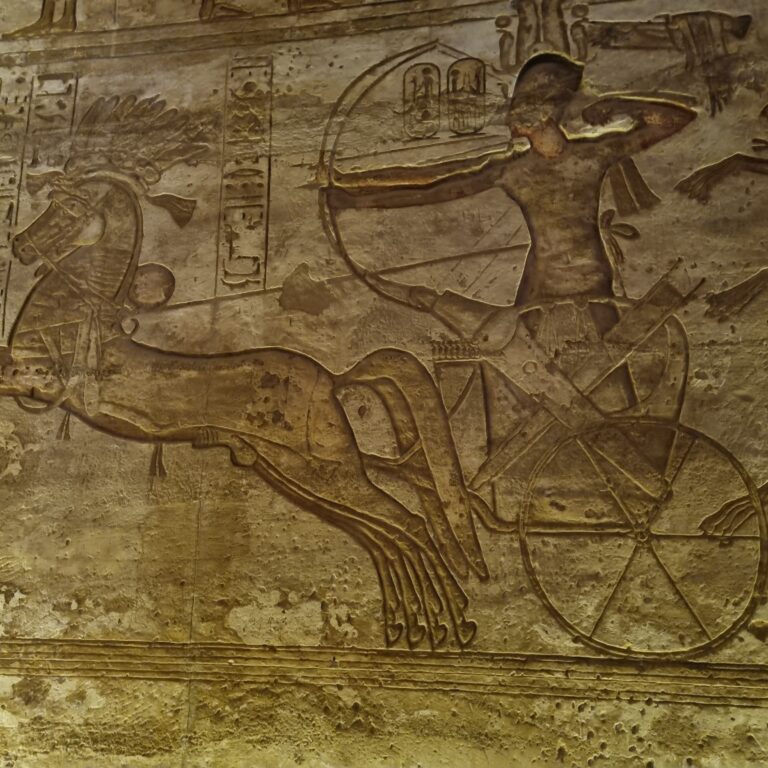 מרכבות פרעה ופרשיו בדומה לאלו שטבעו בים סוף (זוכרים את יציאת מצרים וההגדה של פסח)