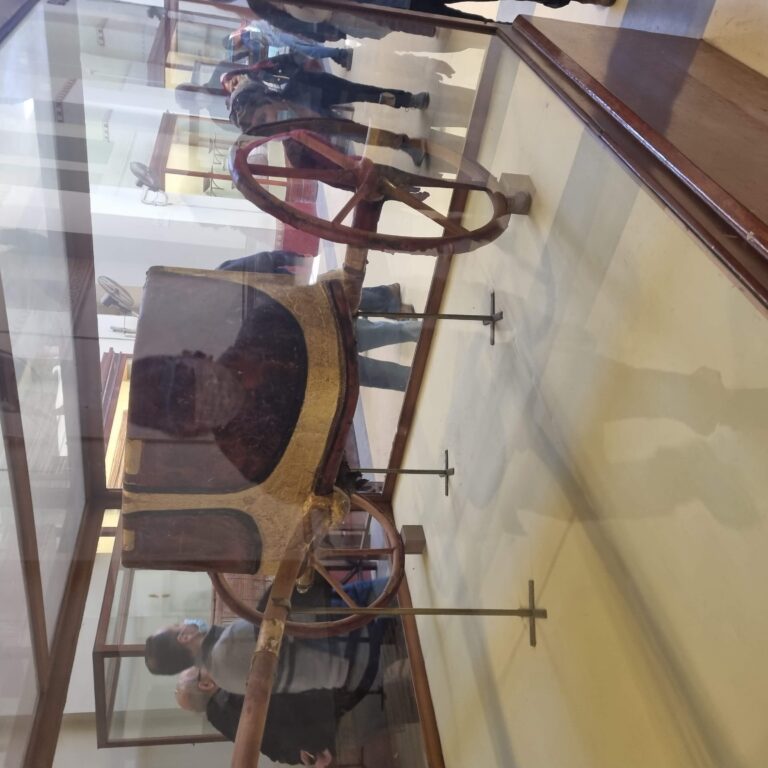 מרכבת הזהב של תות אנח אמון בלי לציין שנעשתה על ידי למבורגיני