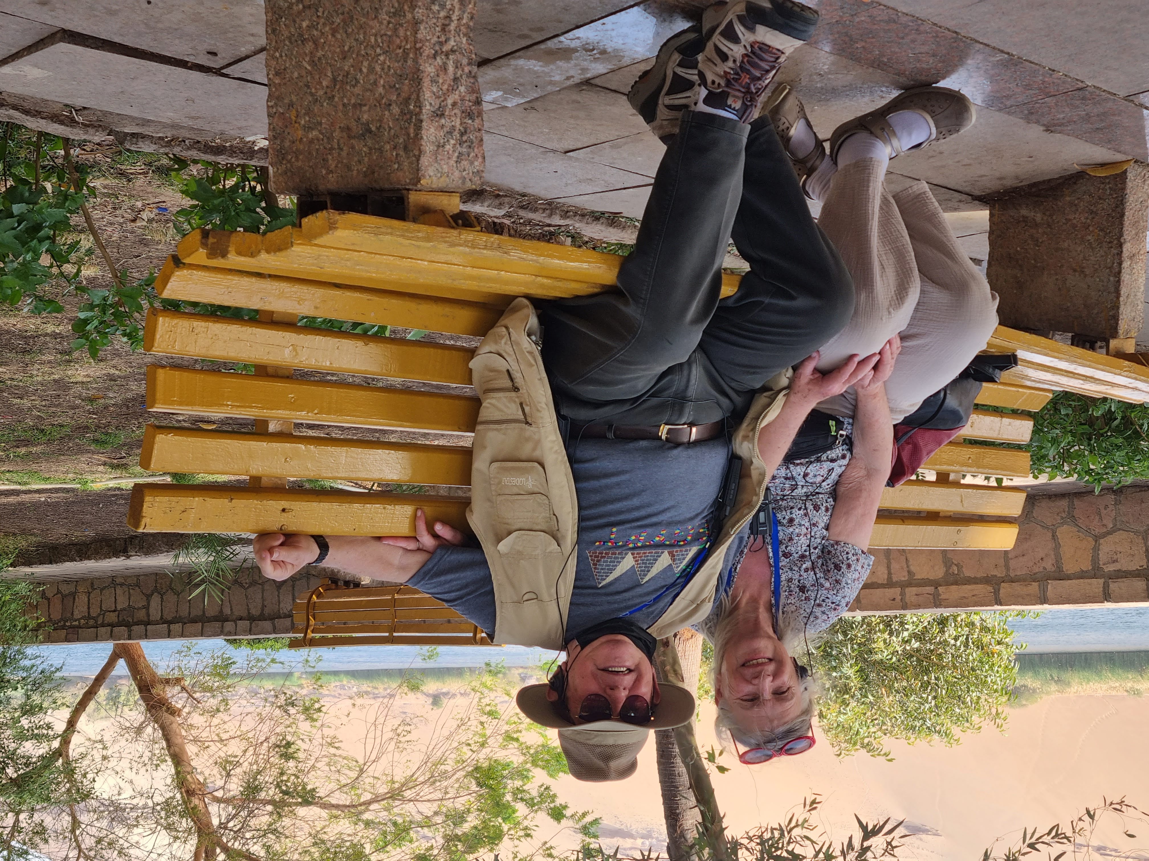 נהנים להתרווח בגן הבוטני באי של לורד קיצ'נר בנילוס, מצריים