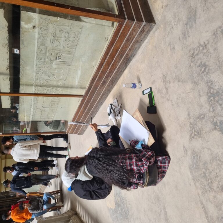 נערות מצריות יושבות ומציירות את הכתובות על הסרקופגים, ארונות הקבורה בהם נטמנו מומיוצ הפרעונים