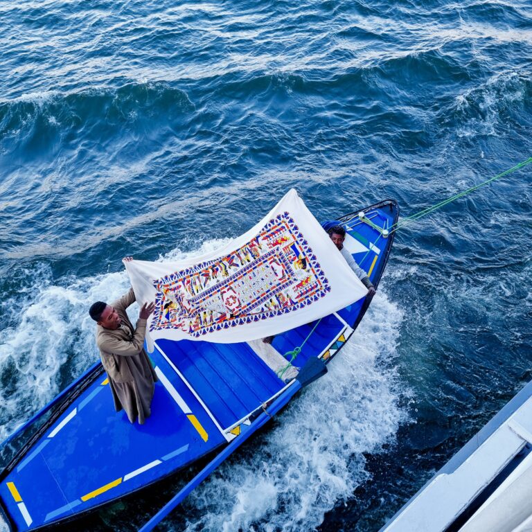 סוחרי נהר מציעים את מרכלותם לנוסעי הספינה. מנהלים משא ומתן על המחיר ובסוף מיידים בדייקנות את המפה שנרכשה לידי הנוסעה שנמצא בגובה של מעל עשרים מטרים. את הכסף מיידים להם בחזרה בשקיות פלסטיק שבהם היתה המפה