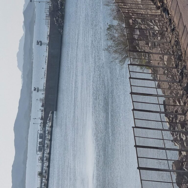 סכר אסואן ואגם נאצר הענק שנוצר מאחוריו