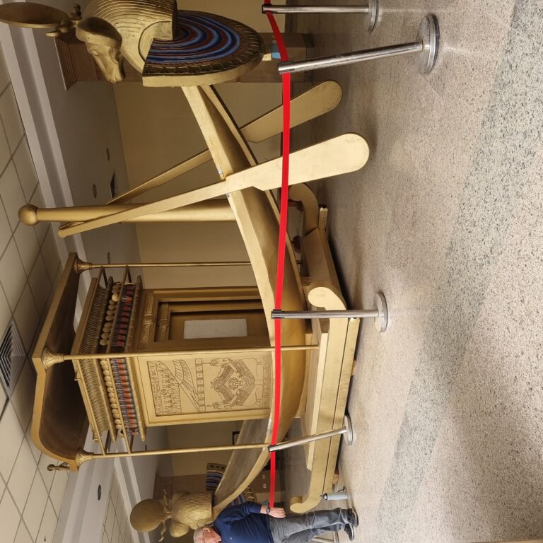 ספינת השמש, בה הובל הסרקופג - ארון הקבורה של הפרעונים - לקבורה