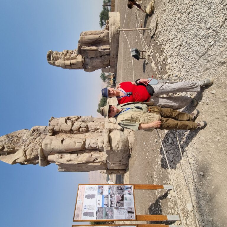 על רקע מקדש ענק שחרב ברעידת אדמה כבר במאה הראשונה לפנהס. שני פסלי הענק נותרו