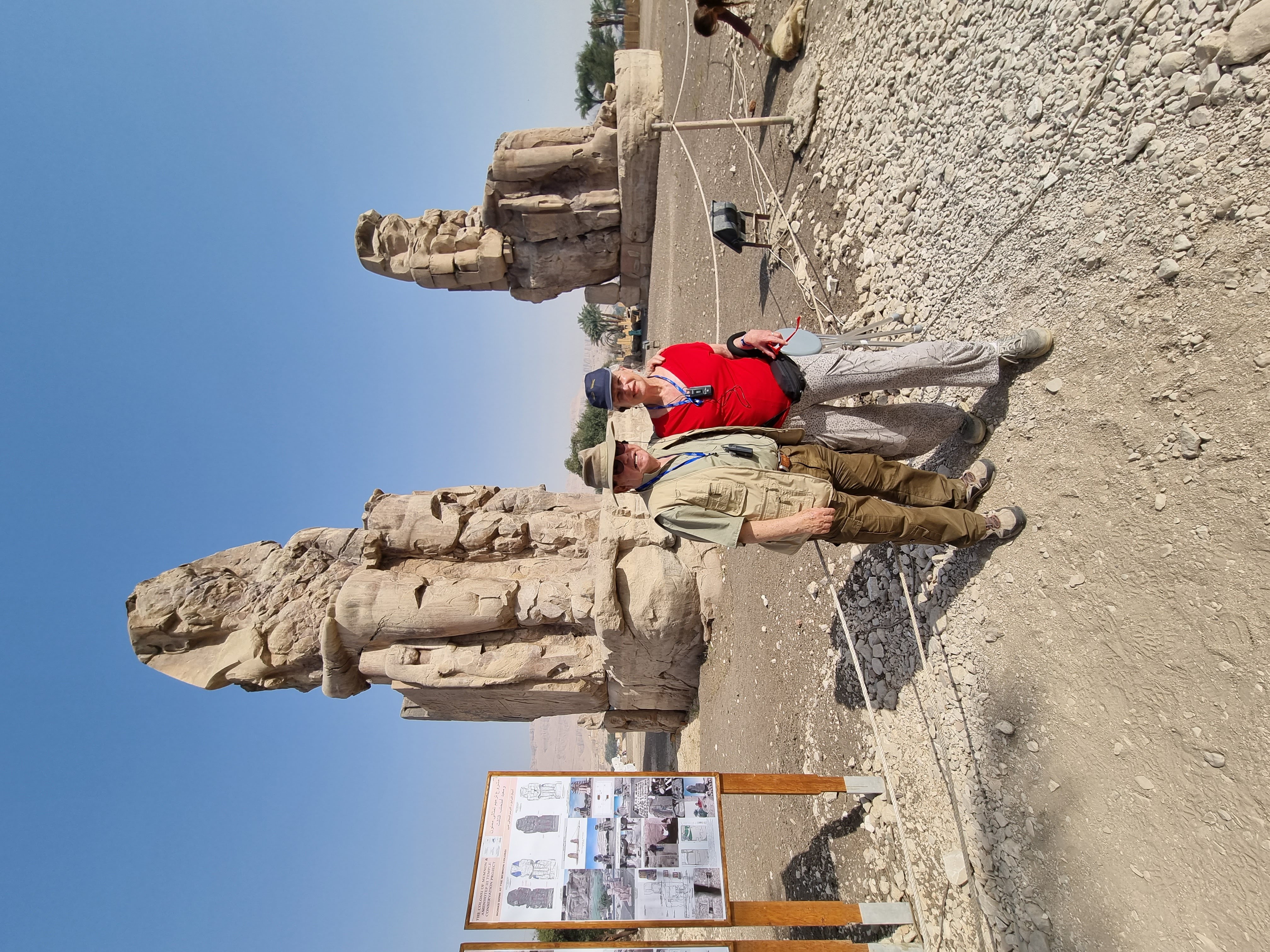 על רקע מקדש ענק שחרב ברעידת אדמה כבר במאה הראשונה לפנהס. שני פסלי הענק נותרו