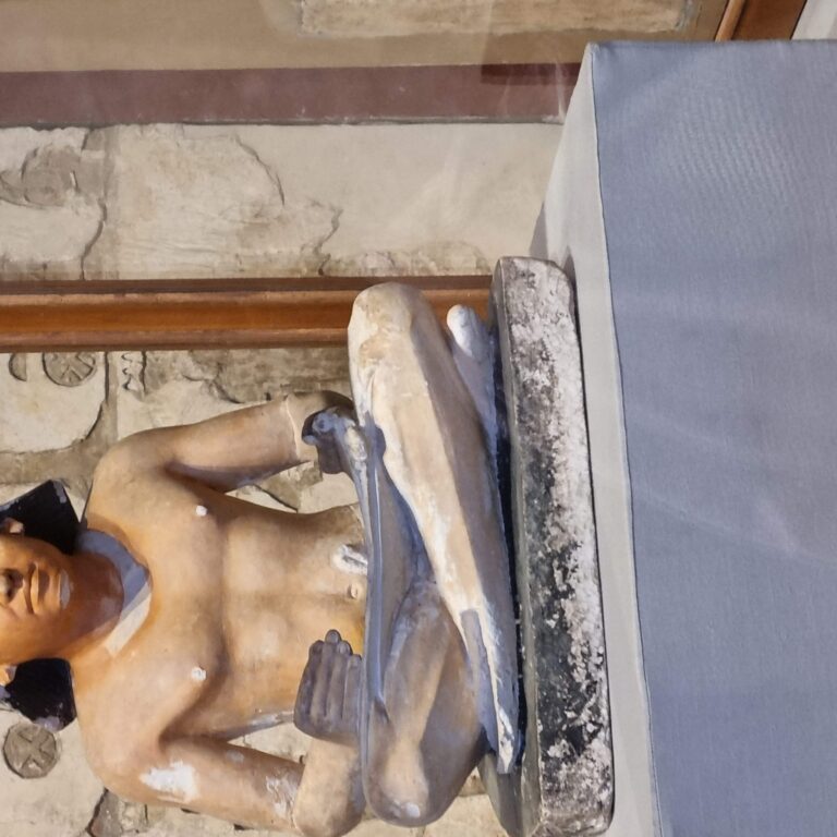 פסל הסופר שמתיק את דברי שליט ונראה ממש כאדם חי. הפסל מופיע גם על שטר מטבע מצרי