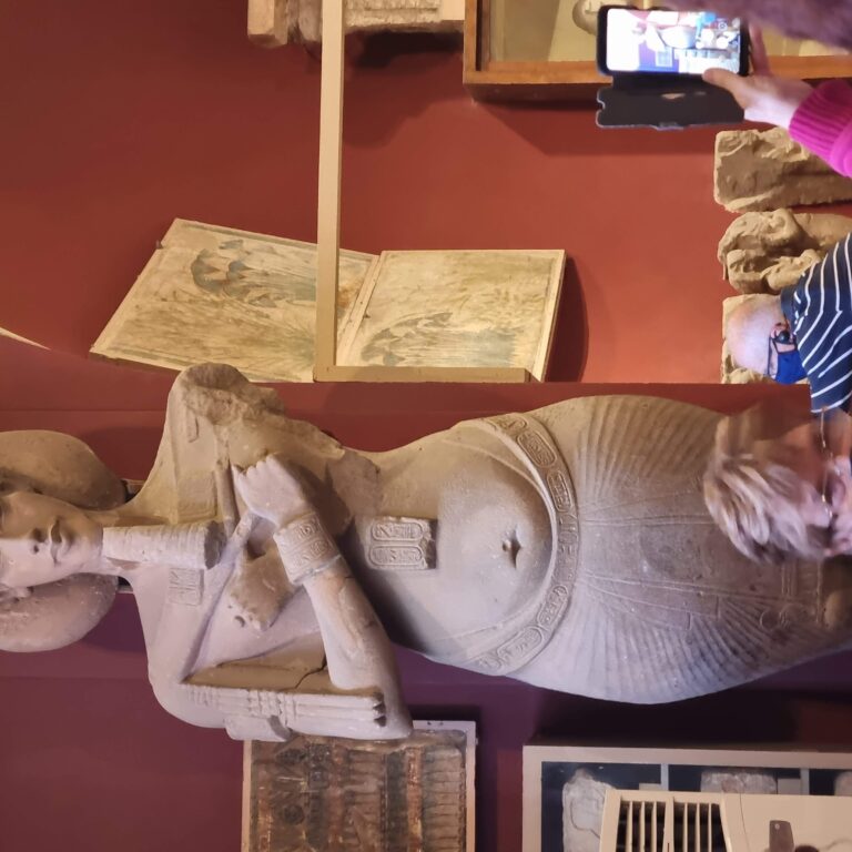 פסלו של אחנאתון, אביו של תות אנח אמון, שהמציא את המונותיאיזם של אמונה באל אחד באל השמש. וסיכן את מעמד הכוהנים