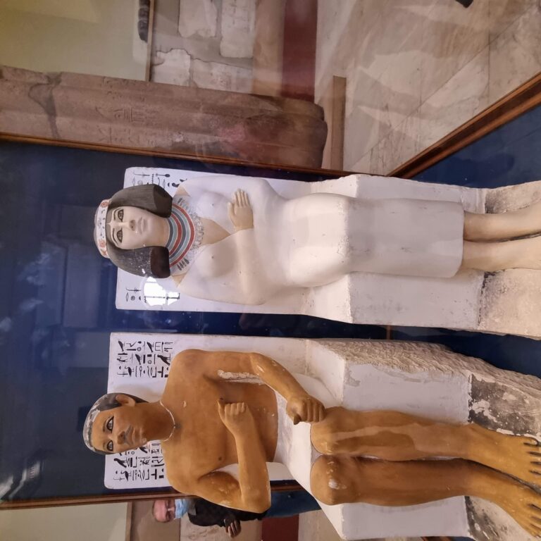 פסליהם הצבעוניים של זוג אצילים מצריים שנחצב באבן לפני כ-4000 שנה