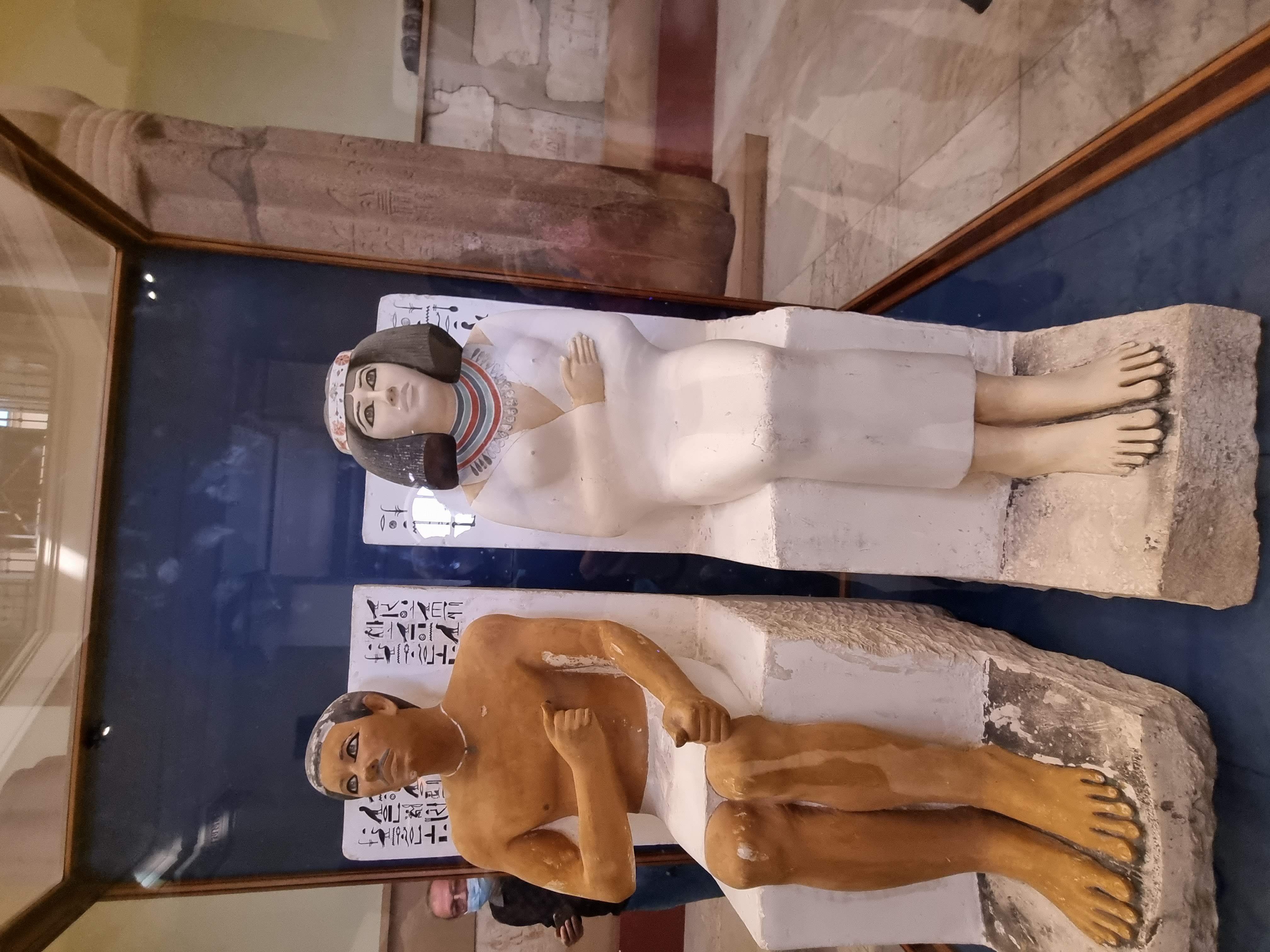 פסליהם הצבעוניים של זוג אצילים מצריים שנחצב באבן לפני כ-4000 שנה