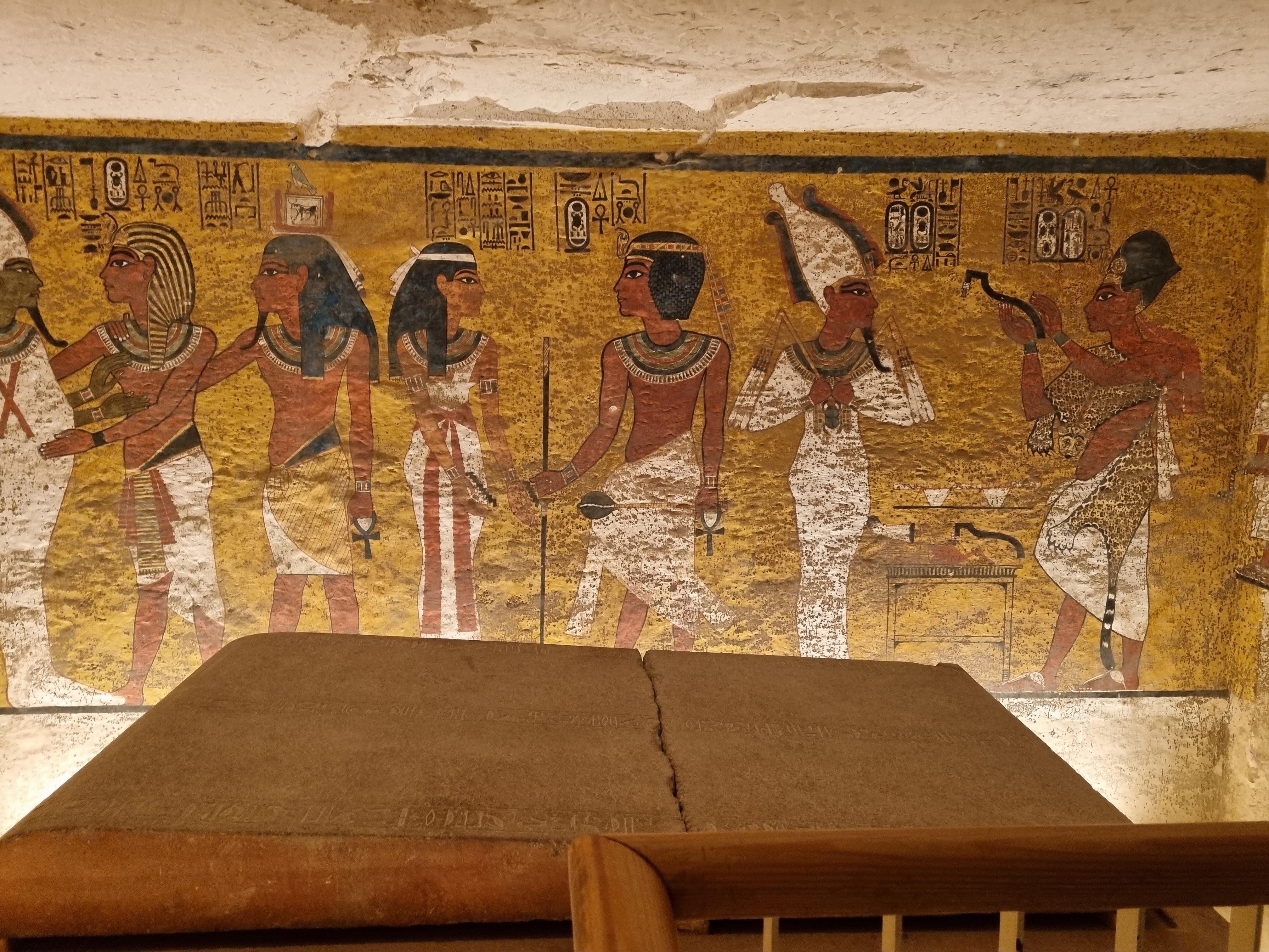 קברו של תות אנח אמון על ציורי הקיר הקסימים -האוצרות שחשף ב-1922, הארכיאולוג קארטר נותרו למזל המצרים במוזיאון בקהיר