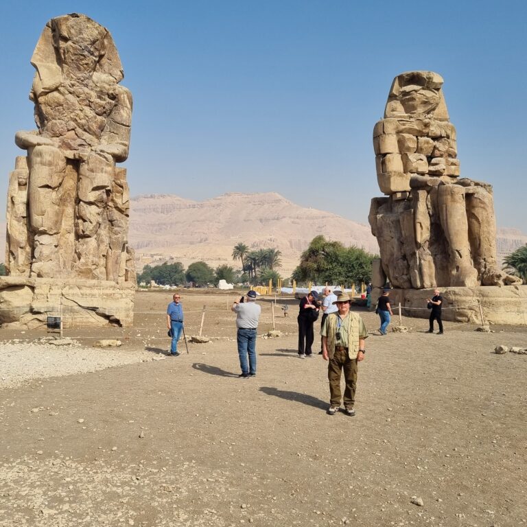 האגדה אמרה שרוחות הפרעונים נושבים בחצות הלילה בתוך הפסלים שנותרו, עד שהקיסר הרומאי מרקוס אורליוס לן במקום כדי לבדוק את האגדה ונתן הוראה לסתום את הסדקים בפסלים והקולות נאלמו