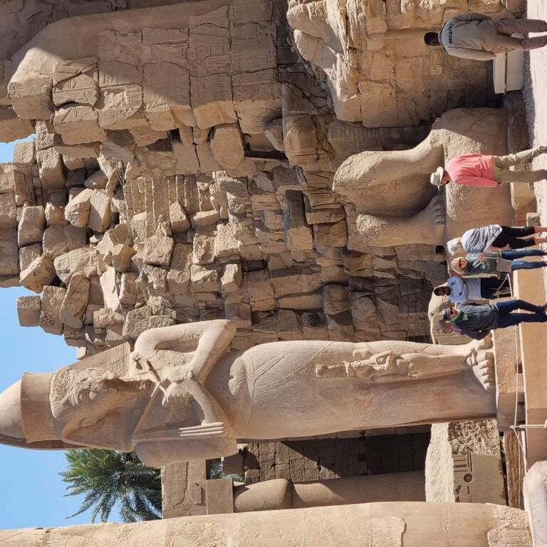 רעמסס השני מפוסל באחד ממקדשי כראנך. הקופטים הנוצריים הרסו את פני הפסלים בכוונה כדי למנוע עבודת אלילים.