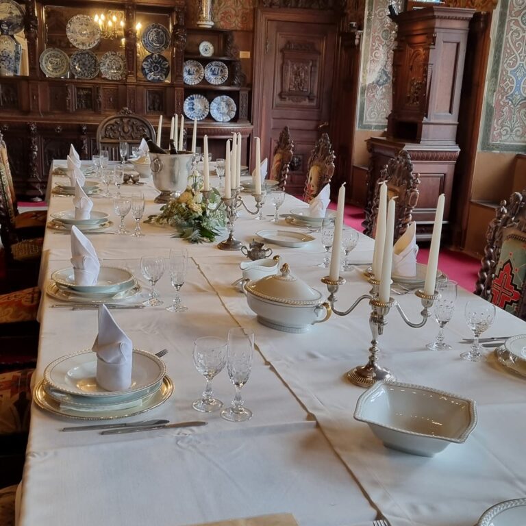 ארוחה חגיגית בחדר האוכל של הטירה