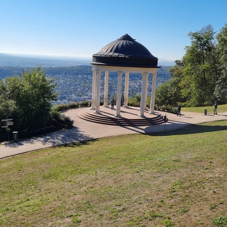 הגאזיבו המשקיף על נוף נהר הריין