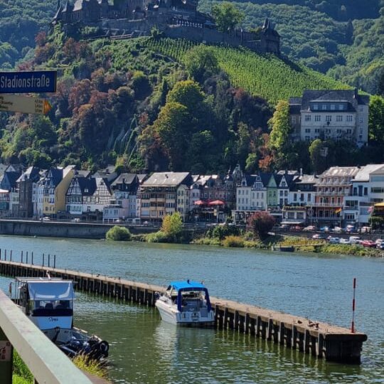 הטירה רייכס בורג המשקיפה על עיקול הנהר ועל העיירה כוכם