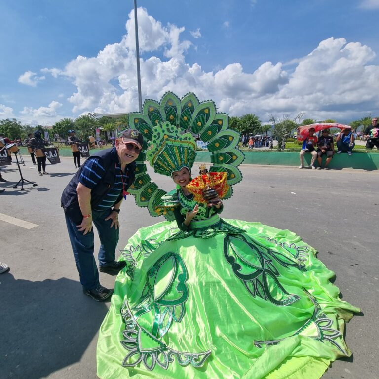 אני עם מלכת הקרנבל בתום-הריקודים