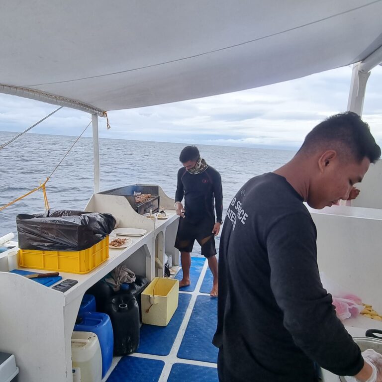 ארוחת צהרים על הספינה כדי להתאושש משחיית השנורקלים.