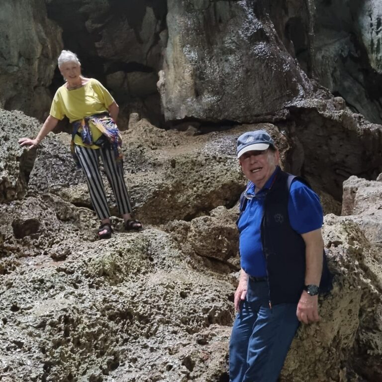 במערה התת-קרקעית שהמקומיים שווחים בה